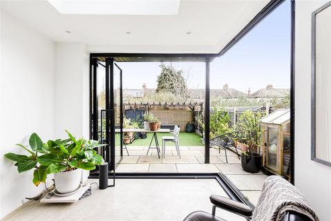 4 bedroom house for sale - Halford Road, Leyton, E10