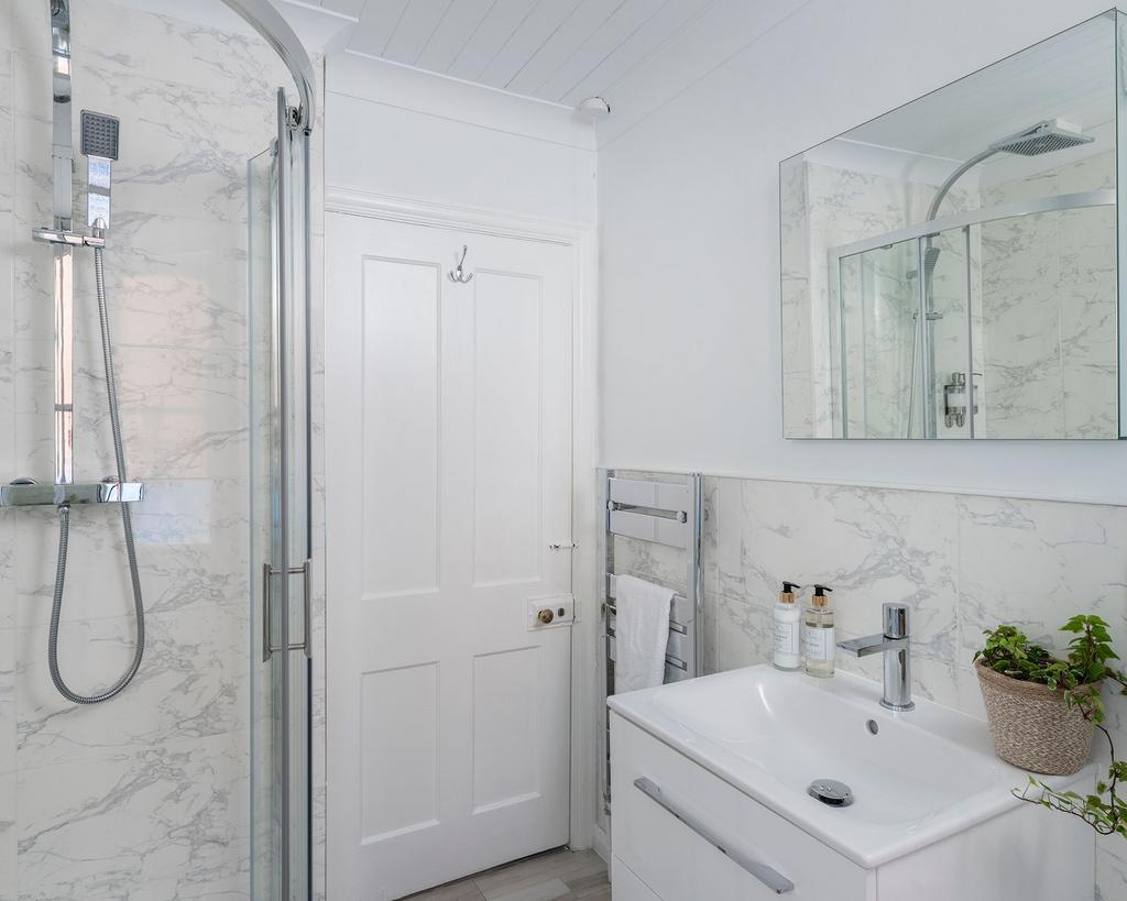Family bathroom-18 Lower St - Dartmouth