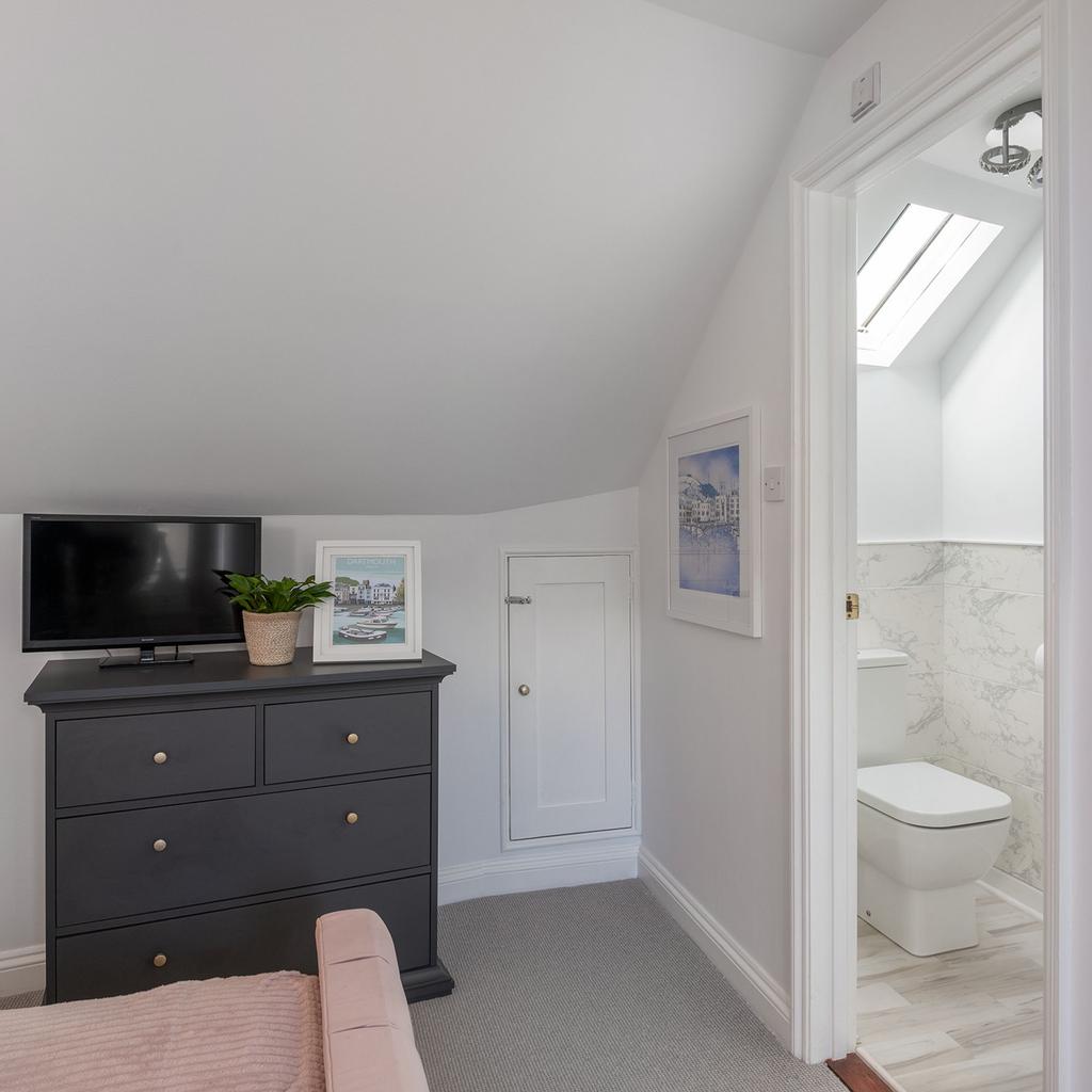 Bedroom 1 & ensuite WC-18 Lower St - Dartmouth