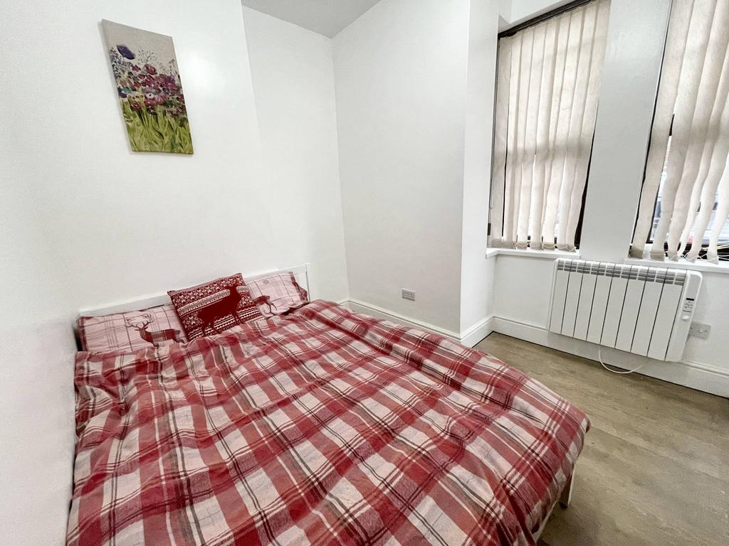 Front bedroom 2