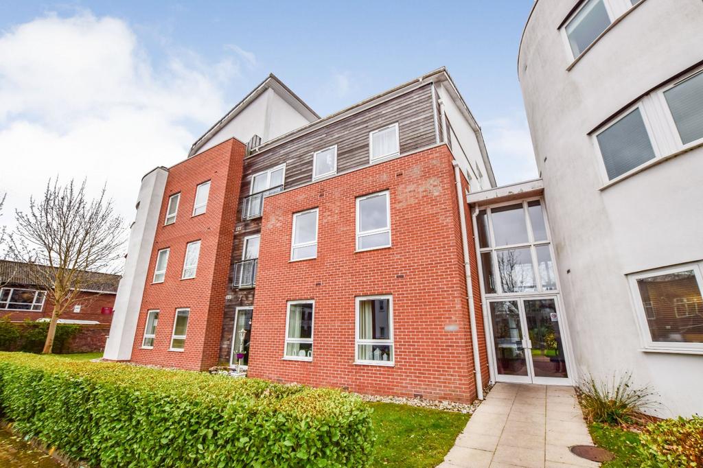 Romana Square, Timperley, Altrincham... 2 bed flat £1,200 pcm (£277 pw)