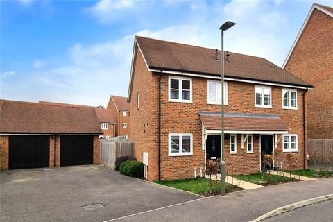 9 Brocklehurst Way, Horley, RH6 8GN