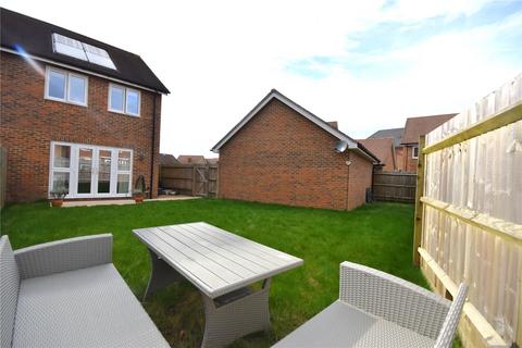 9 Brocklehurst Way, Horley, RH6 8GN