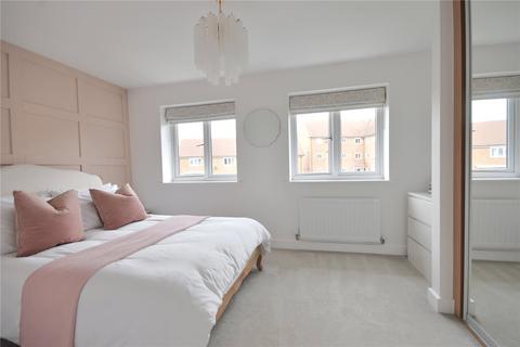 9 Brocklehurst Way, Horley, RH6 8GN
