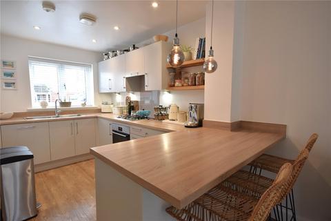 9 Brocklehurst Way, Horley, RH6 8GN