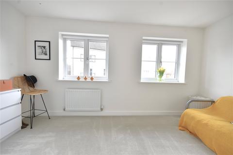 9 Brocklehurst Way, Horley, RH6 8GN
