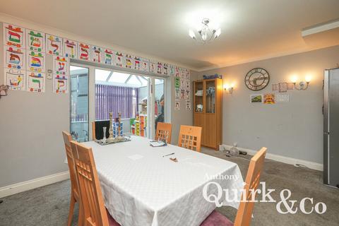 3 bedroom semi-detached house for sale, Antony Close, Canvey Island, SS8