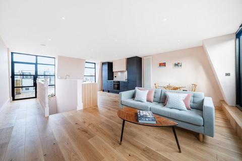 3 bedroom flat for sale, Bennerley Road, Battersea