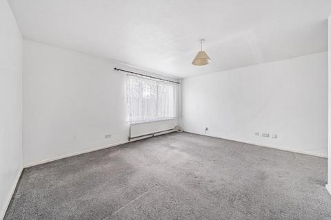 Studio to rent, Fleetwood Court, Staines TW19