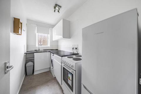 Studio to rent, Fleetwood Court, Staines TW19