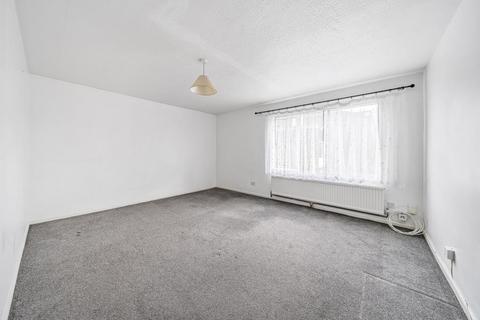 Studio to rent, Fleetwood Court, Staines TW19