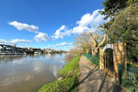 2 bedroom flat to rent, Laleham Road, Staines TW18