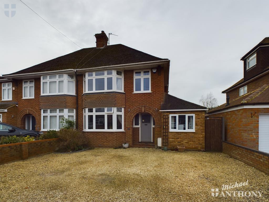 Broughton Avenue, Aylesbury 3 bed semidetached house for sale £465,000