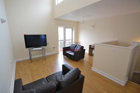 3 bedroom townhouse to rent, Boston Street, Hulme, Manchester. M15 5AY