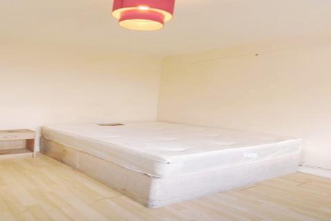 4 bedroom flat share to rent, Sulivan Court, SW6