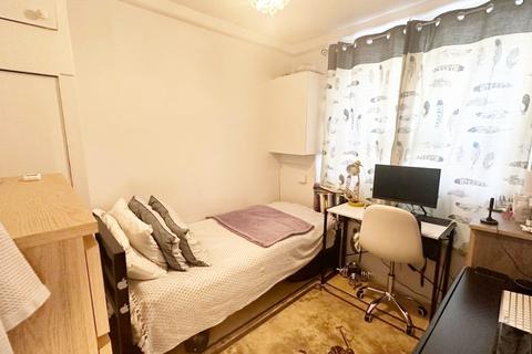 4 bedroom flat share to rent, Sulivan Court, SW6