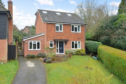 8 Huxley Close, Godalming, GU7 2AS