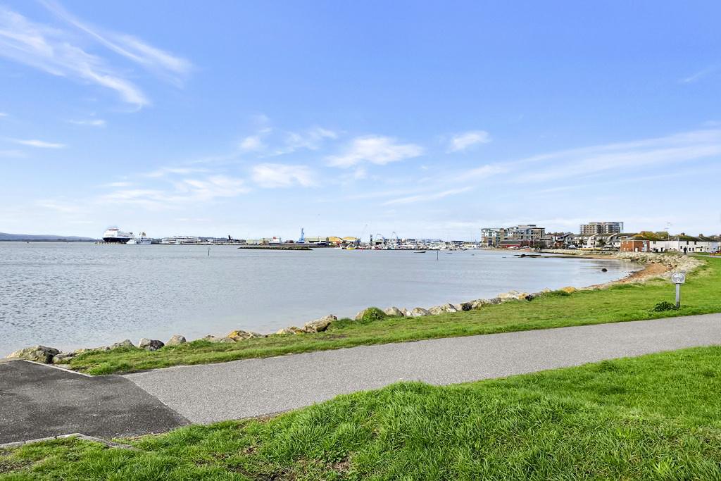 Delightful 1-Bedroom Town House within walking...