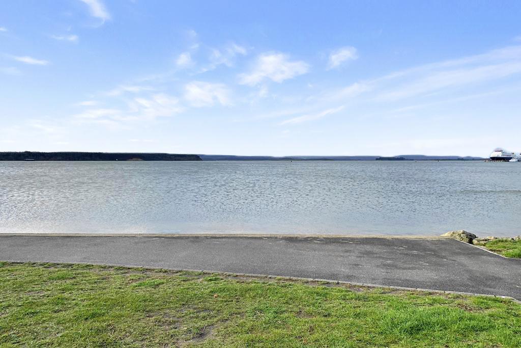 Delightful 1-Bedroom Town House within walking...