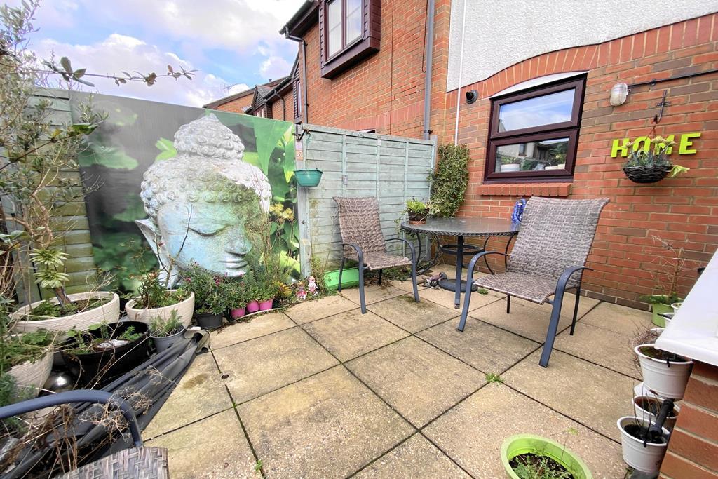 Delightful 1-Bedroom Town House within walking...