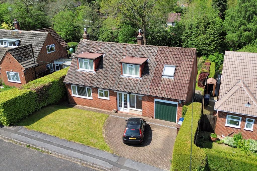 Keswick Road, Surrey GU8 4 bed detached house for sale £650,000