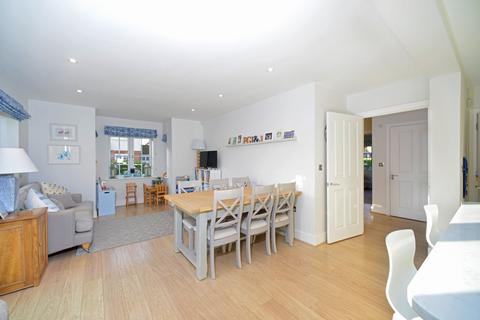 38 Admiral Way, Godalming, GU7 1QN