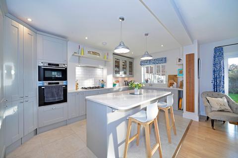 38 Admiral Way, Godalming, GU7 1QN