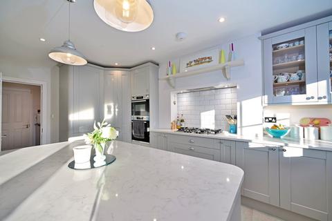 38 Admiral Way, Godalming, GU7 1QN
