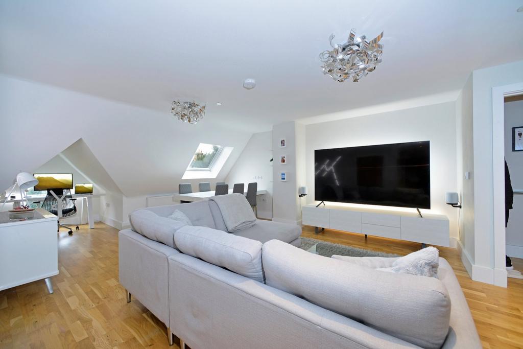 Croft Road, Godalming GU7 2 bed flat for sale £460,000