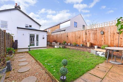 20 Kings Road, Godalming, GU7 3ET