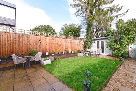 20 Kings Road, Godalming, GU7 3ET
