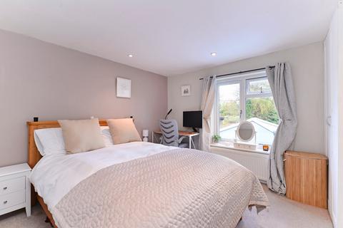 20 Kings Road, Godalming, GU7 3ET