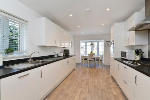 5 Bircholt Grove, Godalming, GU7 1GD