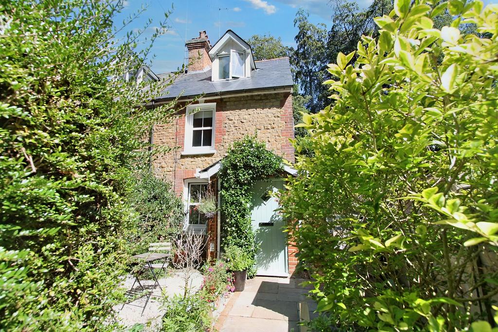 Godalming, Surrey GU7 3 bed semidetached house for sale £550,000