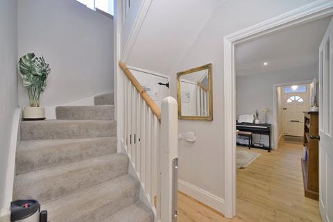 6 Grays Road, Godalming, GU7 3LT