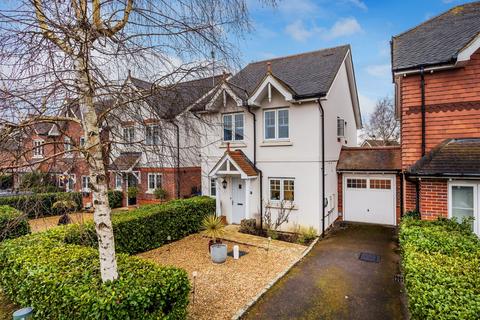 20 Admiral Way, Godalming, GU7 1QN
