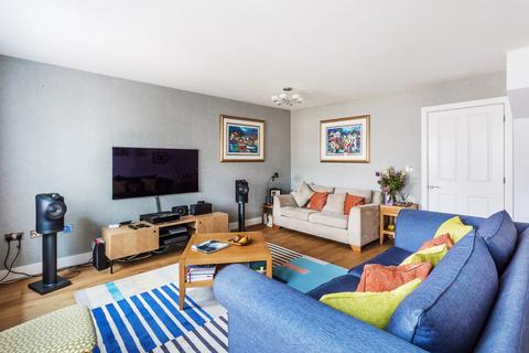 20 Admiral Way, Godalming, GU7 1QN