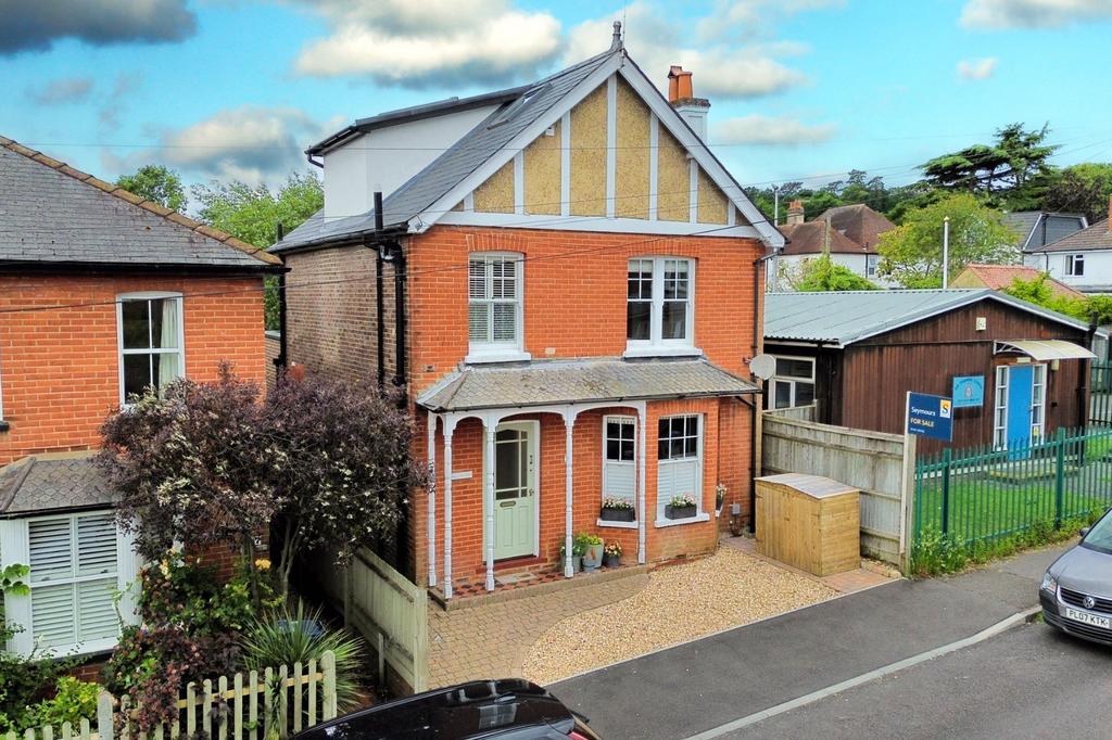 Hallam Road, Surrey GU7 4 bed detached house for sale £900,000