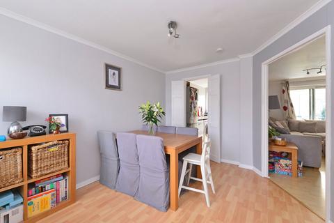 28 Cornfields, Godalming, GU7 3PH