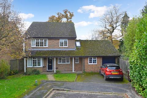 8 Dormers Close, Godalming, GU7 2QX