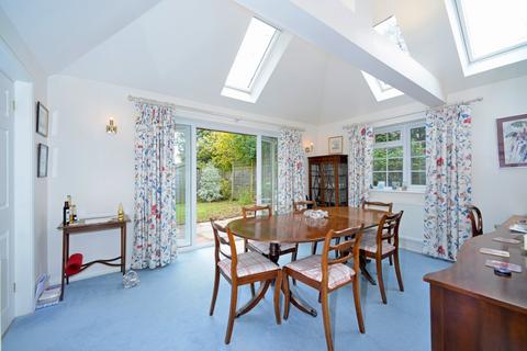 8 Dormers Close, Godalming, GU7 2QX