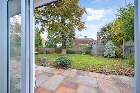 8 Dormers Close, Godalming, GU7 2QX