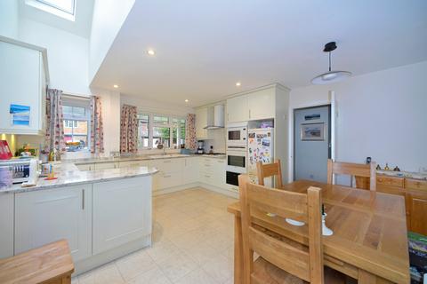 8 Dormers Close, Godalming, GU7 2QX