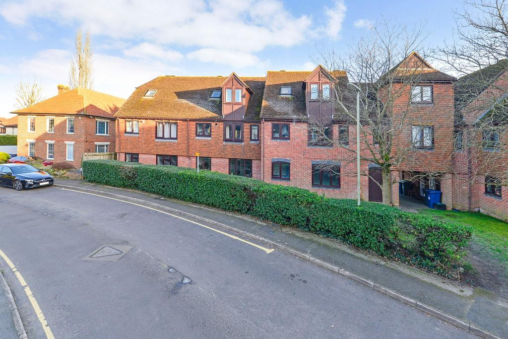 Godalming, Surrey GU7 2 bed flat for sale £290,000