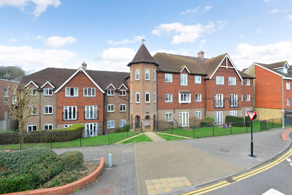 Godalming, Surrey GU7 2 bed flat for sale £315,000