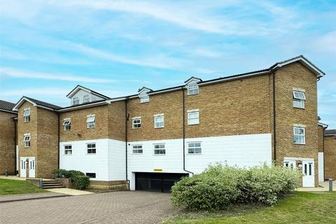 10 Old Mill Place, Wraysbury, Staines, TW19 5LY