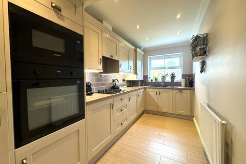 10 Old Mill Place, Wraysbury, Staines, TW19 5LY