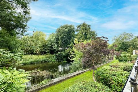 10 Old Mill Place, Wraysbury, Staines, TW19 5LY