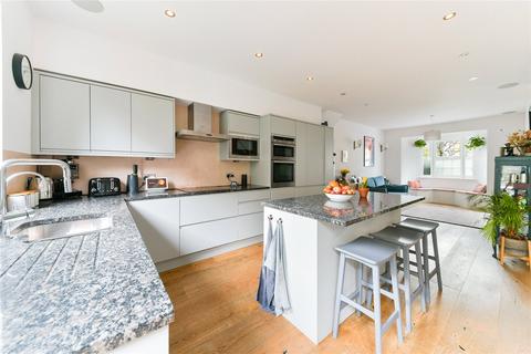 61 Middleton Road, London, E8 4EE