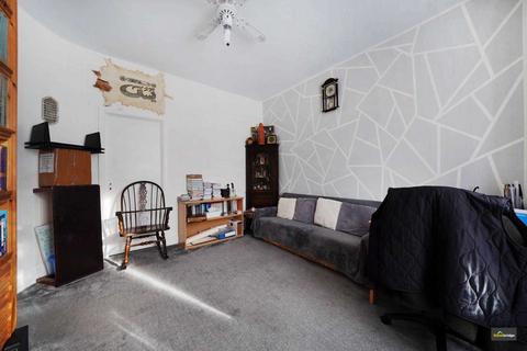 4 bedroom terraced house for sale - Seventh Avenue, London, E12 5JL